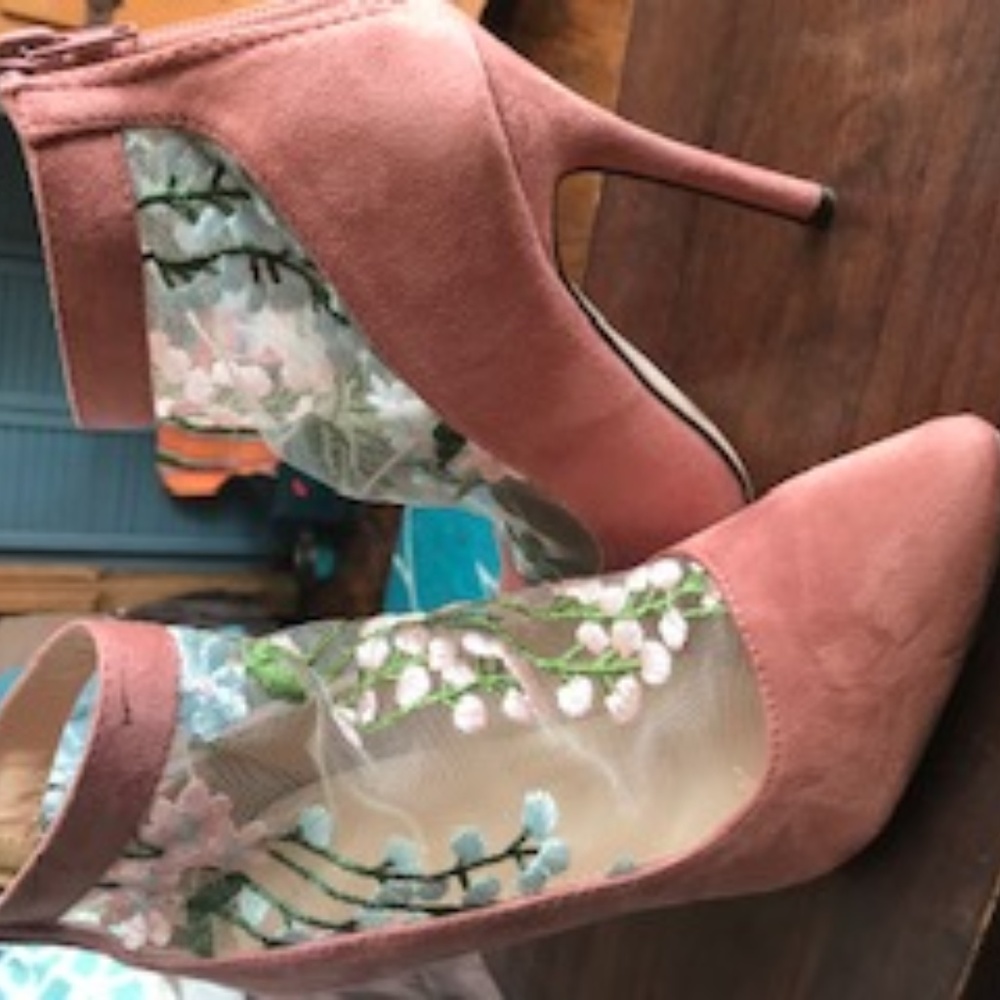 Brand New GORGEOUS SPRING Heels Size 8